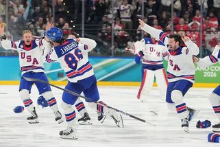 Američtí hokejisté slavili olympijské zlato českým pivem. Pro značku je to celosvětová reklama zdarma - Sport.cz